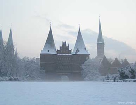 Lübecker Holstentor im Winter